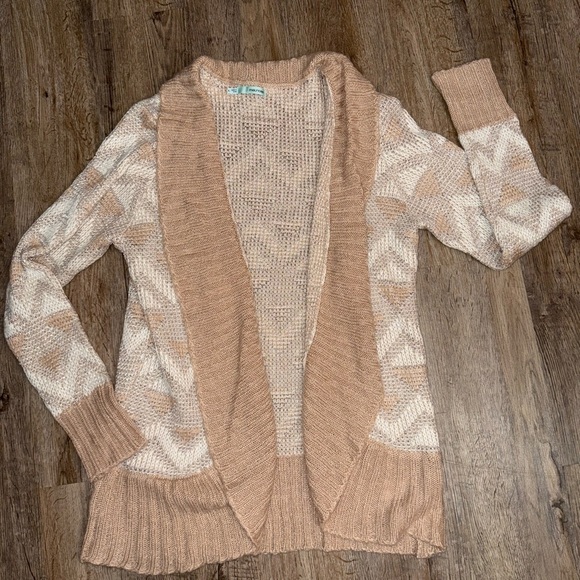 Maurices• Geometric Silver Shimmer Cardigan - Picture 2 of 9